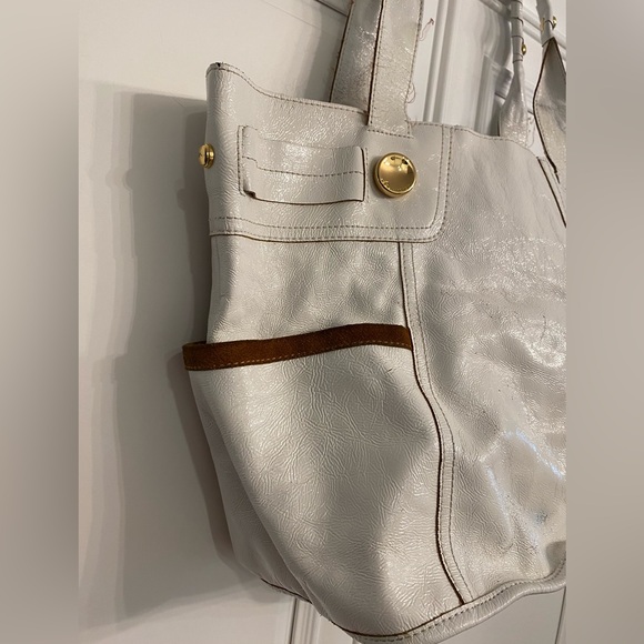 B. MAKOWSKI LARGE WHITE LEATHER AND SUEDE SHOULDER BAG WITH DUAL TOP HANDLES - Picture 5 of 12